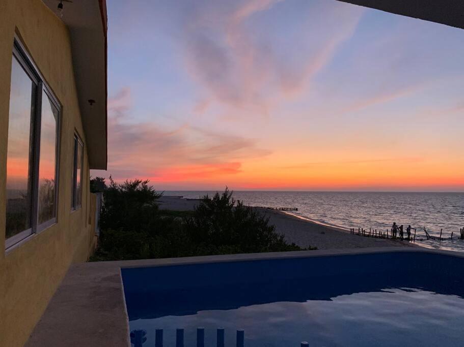 La Casa Amarilla Frente Al Mar Villa Chelem Exterior foto